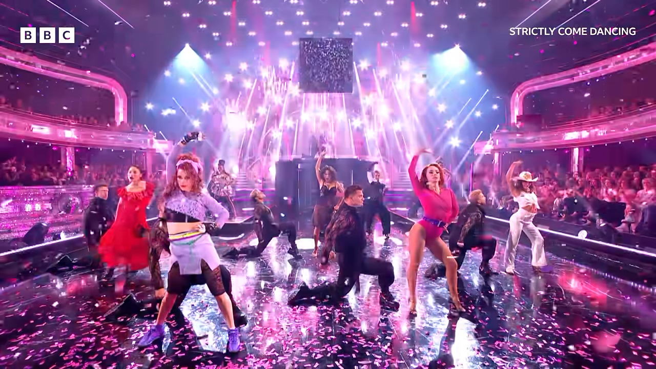 Finale der Madonna-Hommage bei BBC Strictly Come Dancing 2026 mit Tänzerinnen und Tänzern in ikonischen Madonna-Outfits.